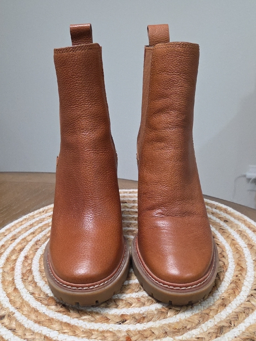 Tory Burch Chelsea Tumbled Leather Lug Bootie In Toasted Caramel, Size 8 - Picture 2 of 12